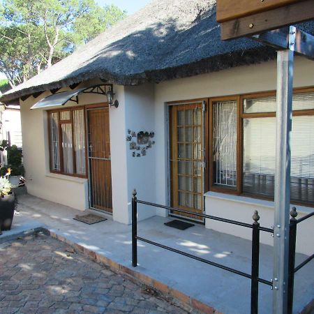 The Worm Hole Garden Cottage Στέλενμπος Εξωτερικό φωτογραφία